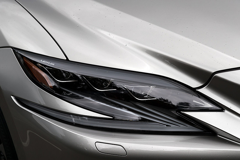 外側3灯はロー/ハイビーム共通。4番目がハイビームで最内にはコーナリングランプを内蔵。ウインカーはシーケンシャルタイプ