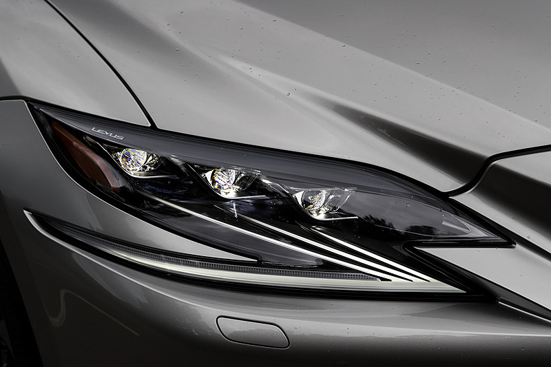 外側3灯はロー/ハイビーム共通。4番目がハイビームで最内にはコーナリングランプを内蔵。ウインカーはシーケンシャルタイプ