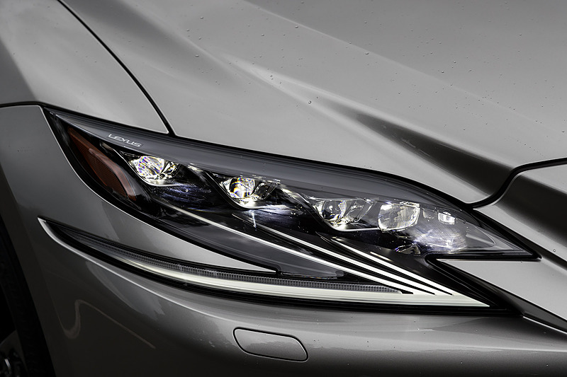 外側3灯はロー/ハイビーム共通。4番目がハイビームで最内にはコーナリングランプを内蔵。ウインカーはシーケンシャルタイプ