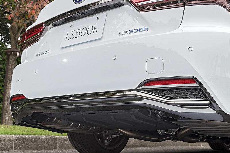 バンパー下部にメッキモールが付くのがLS500hの特長