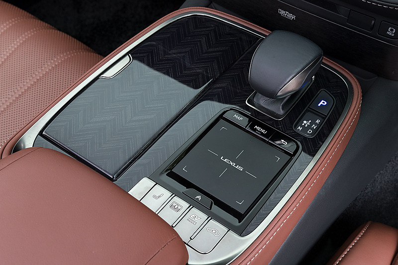 大きめのコンソールにはシフトノブとオーディオやナビゲーションなどの設定を行なうタッチパッドを配置