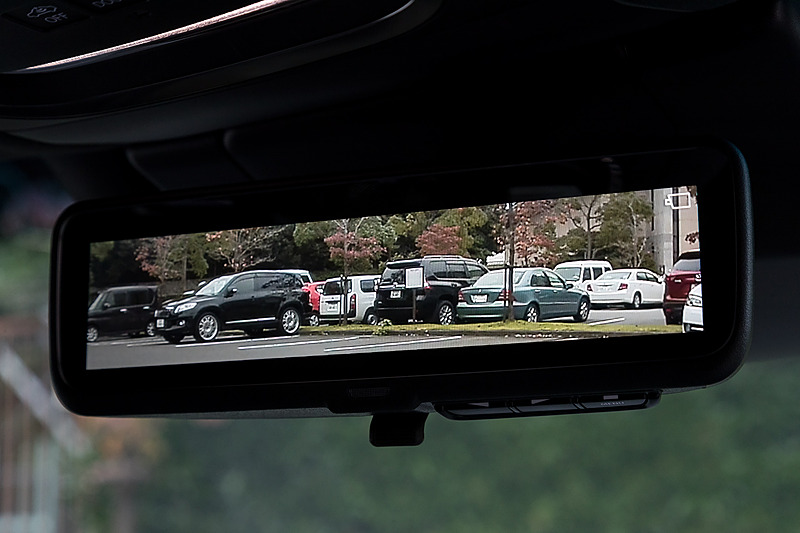 “version L”と“EXECUTIVE”にはレクサス初となるデジタルインナーミラーが標準