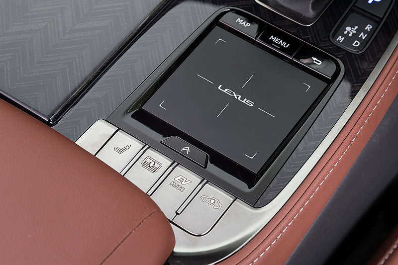 オーディオやナビゲーションなどの設定を行なうタッチパッド