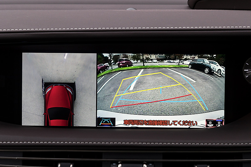 バックカメラ、フロントカメラ表示のほか、車両後方から見下ろしたような「サイドクリアランスビュー」や「コーナリングビュー」の表示が可能