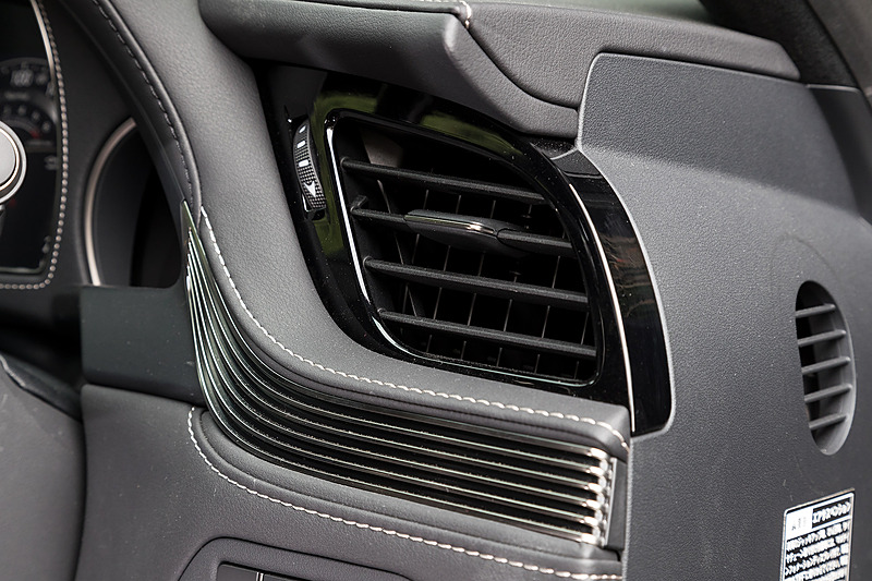 インパネ中央には広がり感を感じさせるルーバー状のデザインを採用