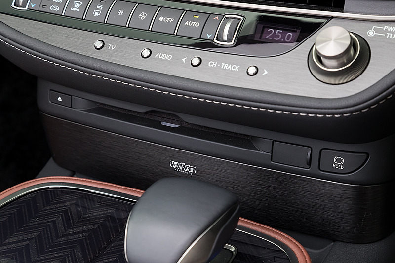 “EXECUTIVE”にはマークレビンソンリファレンス3Dサラウンドサウンドシステムが標準