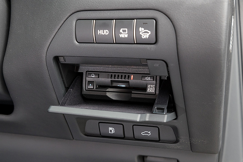 その下のポケットにはビルトインタイプのETC車載器が収まる