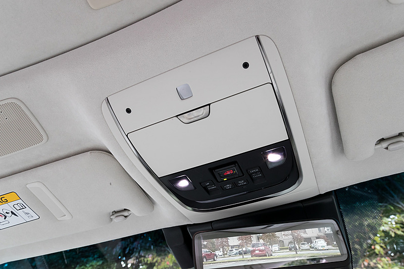 ルーフ部のマップランプや収納