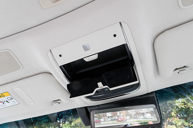 ルーフ部のマップランプや収納