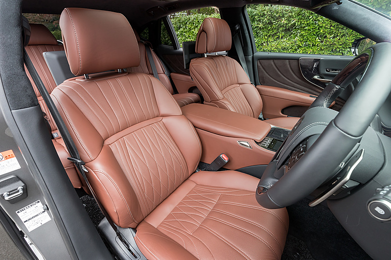 上級グレードのフロントシートは空気とモーターによる28ウェイパワーシートを採用
