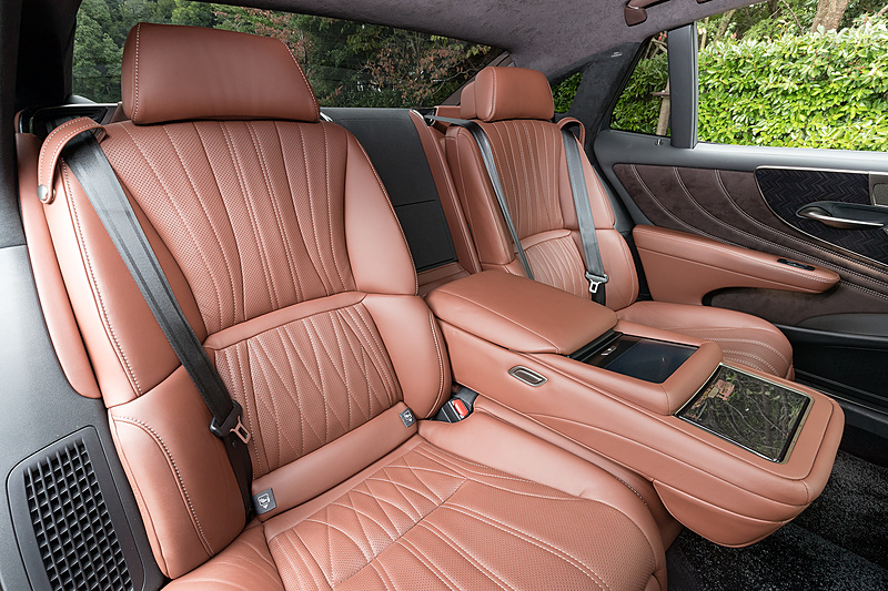 リアシートは左右をドアトリムとセンターアームレストによって囲まれ、ソファーに座っているようなイメージ