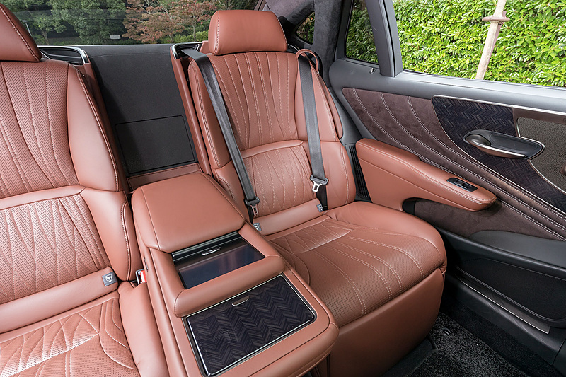 リアシートは左右をドアトリムとセンターアームレストによって囲まれ、ソファーに座っているようなイメージ