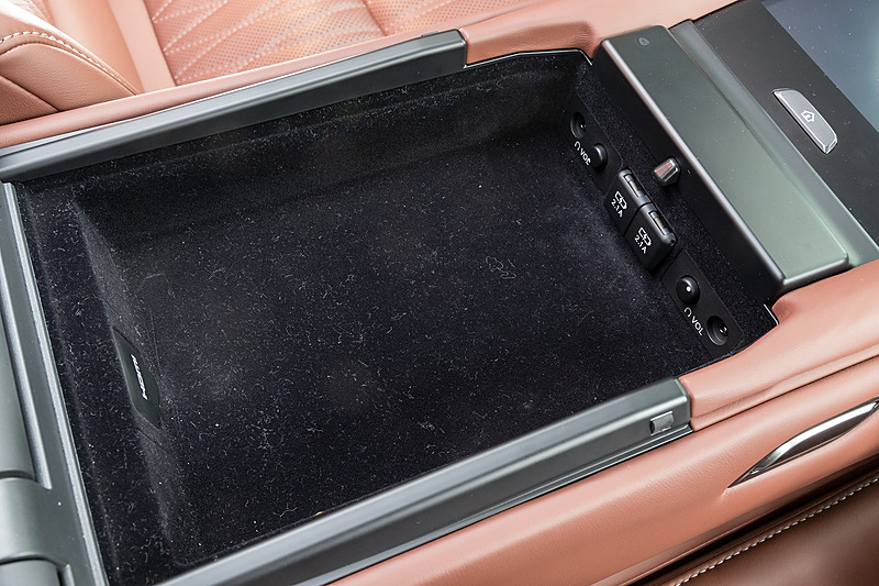 アームレストにはUSBソケットなどが備わる