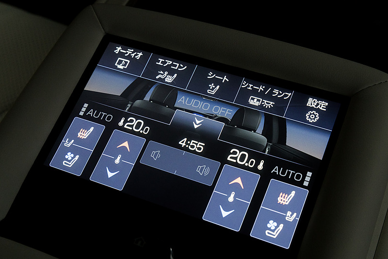 アームレストには「リヤマルチオペレ－ションパネル」を内蔵。エアコンやオーディオ、シェードなどの操作が可能