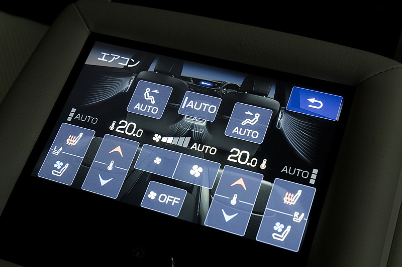アームレストには「リヤマルチオペレ－ションパネル」を内蔵。エアコンやオーディオ、シェードなどの操作が可能