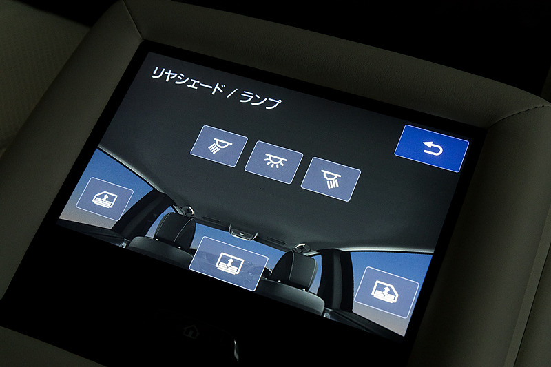 アームレストには「リヤマルチオペレ－ションパネル」を内蔵。エアコンやオーディオ、シェードなどの操作が可能