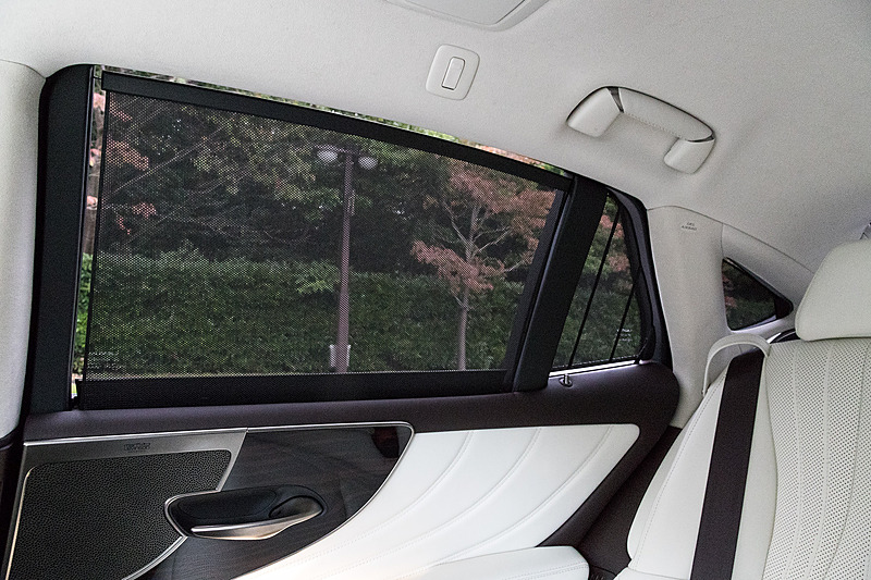 “version L”と“EXECUTIVE”は小さなクォーターウインドウまでカバーする電動サンシェードを装備