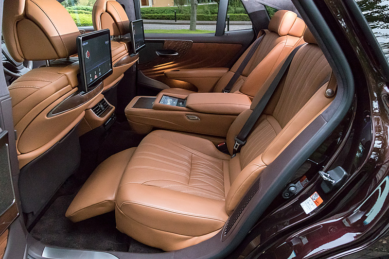 “EXECUTIVE”の後席左側は22ウェイのパワーシート。オットマンやリラクゼーション機能（後席左右）まで備わる