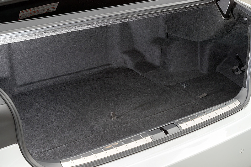 リアエアコン付LS500hのトランク容量は400L。9.5インチのゴルフバッグ4個を収納可能