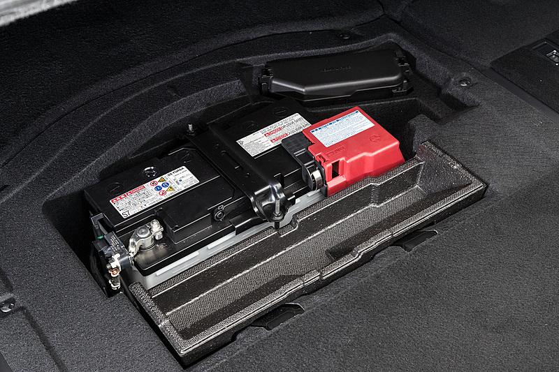 ラゲッジ中央にバッテリーを収納