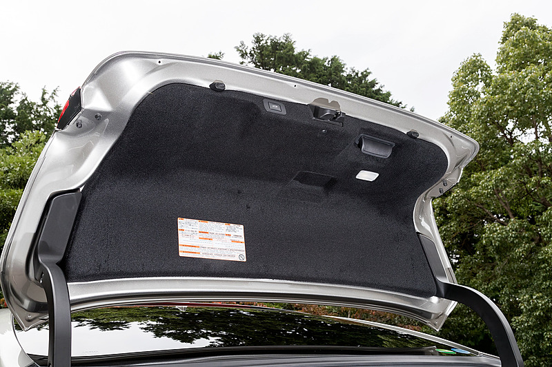 トランクリッドは電動