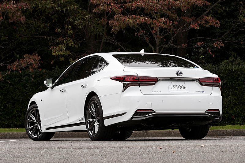 ボディカラーは“F SPORT”専用色のホワイトノーヴァガラスフレーク。ボディサイド下部の黒いロッカーモールが“F SPORT”の証