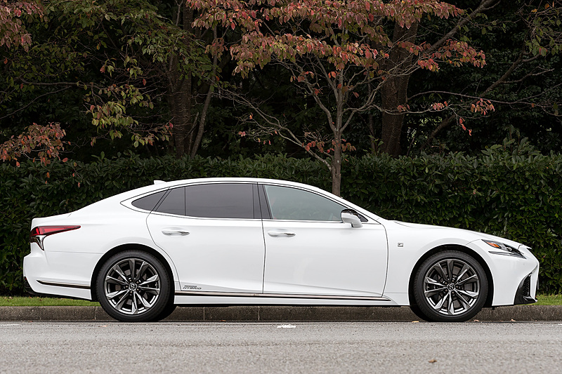 ボディカラーは“F SPORT”専用色のホワイトノーヴァガラスフレーク。ボディサイド下部の黒いロッカーモールが“F SPORT”の証