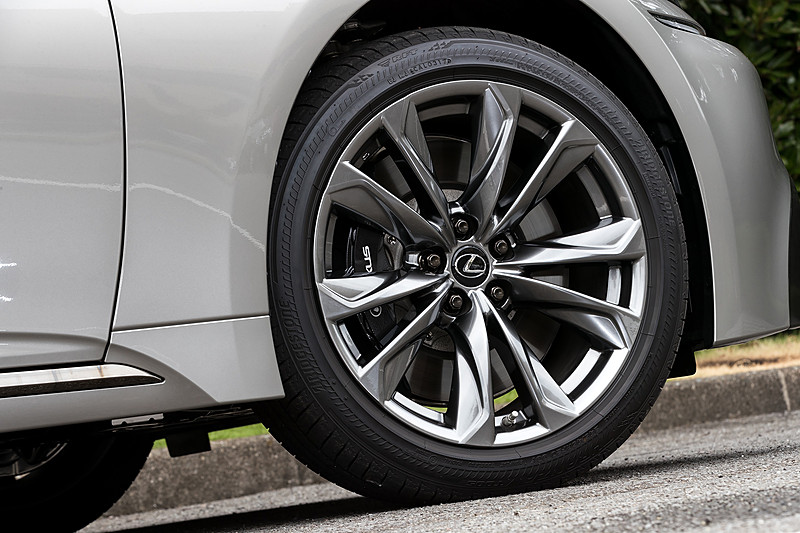 タイヤはフロント245/45 RF20、リア275/40 RF20と前後異径サイズ