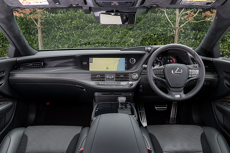 専用インテリアカラーとなるブラック＆ホワイトグレー