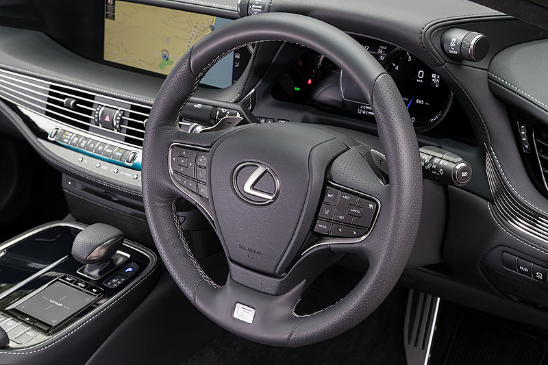 ステアリングは専用の本革タイプ