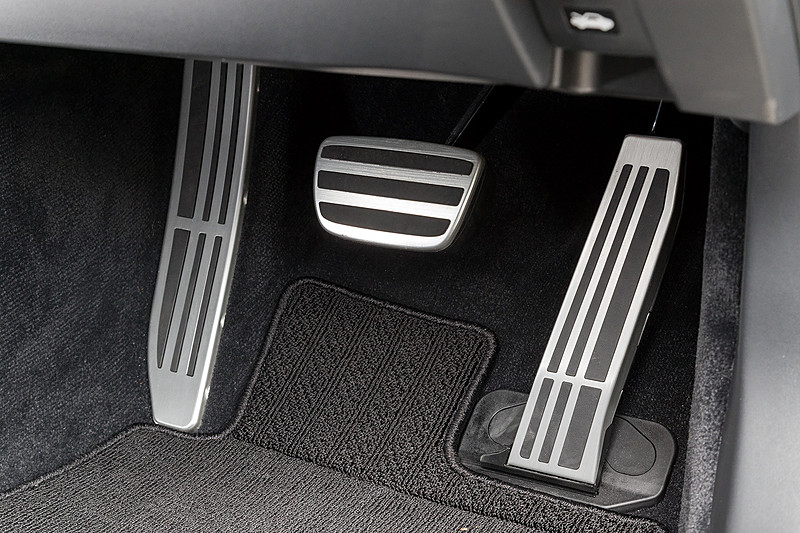 ペダルも専用のアルミ製スポーツタイプ