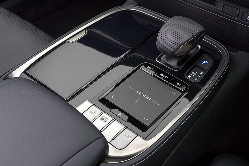 シフトノブもディンプル本革の専用タイプ