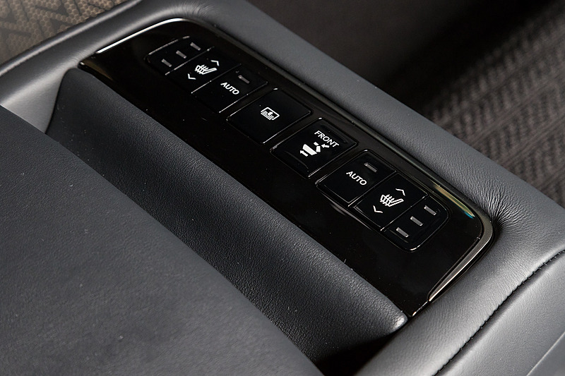 アームレスト部にはシートヒーターなどのスイッチ