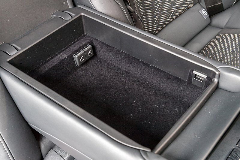 内部にはUSBソケットが備わる