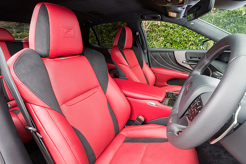 専用のフレアレッドのインテリアカラー