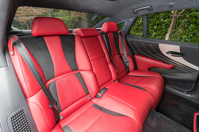 専用のフレアレッドのインテリアカラー