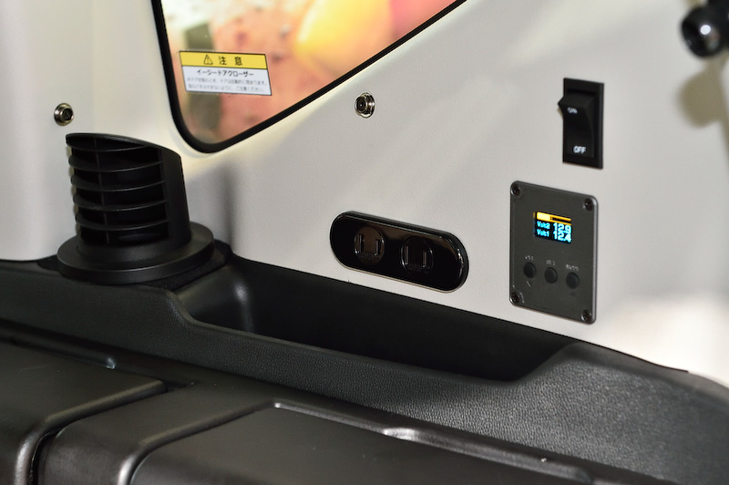 エンジンを切ってもヒーターが使えるエアヒーターも装備。サブバッテリーと走行充電システム、DCソケット、室内照明も付いている