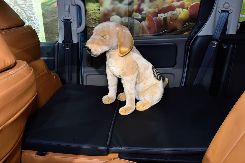 フリード＋のシートアレンジの多彩さをさらに生かすフラットフロアクッションマット。多頭飼いや大型犬用のケージも置きやすく、停車時に車内で放したときでも合皮なので愛犬の抜け毛、フードや水をこぼしたときなどの後始末がしやすい