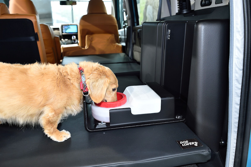 ラゲッジスペースの右側には、ビルトインできるウォーターサーバーとダストボックスを用意。使用しないときは収納できるので積載性が犠牲にならない