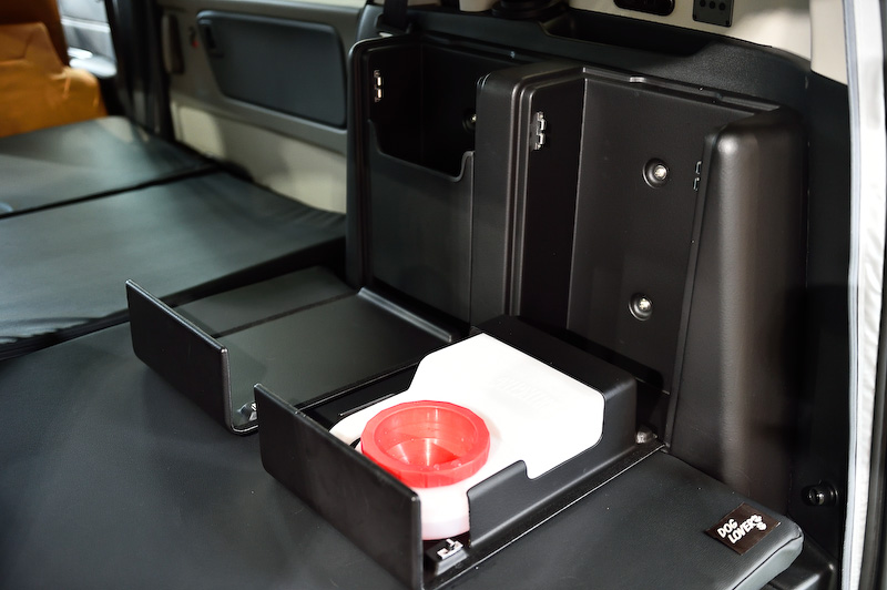 ラゲッジスペースの右側には、ビルトインできるウォーターサーバーとダストボックスを用意。使用しないときは収納できるので積載性が犠牲にならない