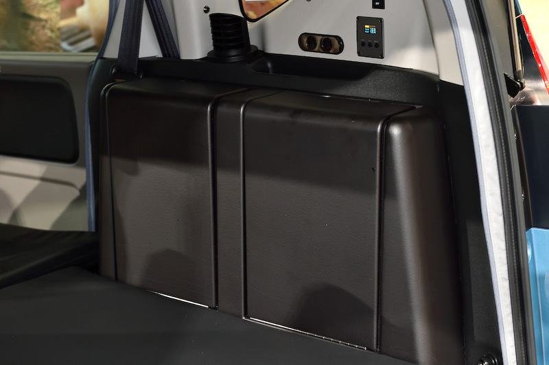 ラゲッジスペースの右側には、ビルトインできるウォーターサーバーとダストボックスを用意。使用しないときは収納できるので積載性が犠牲にならない