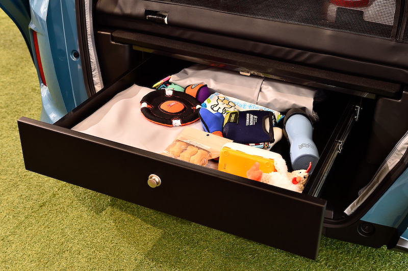ラゲッジスペースのフロア下にはスライド式の収納が。かなり引き出し量があるので見かけよりも収納力がある。閉めたあと、ツマミを押し込むとロックされる。開けるときはツマミを押してロック解除