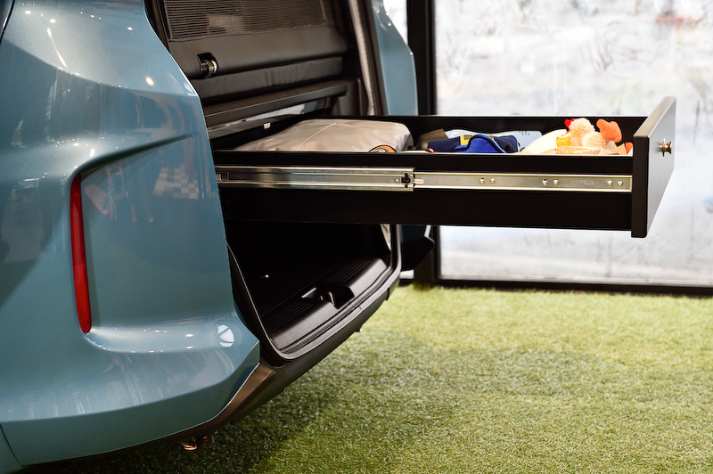 ラゲッジスペースのフロア下にはスライド式の収納が。かなり引き出し量があるので見かけよりも収納力がある。閉めたあと、ツマミを押し込むとロックされる。開けるときはツマミを押してロック解除