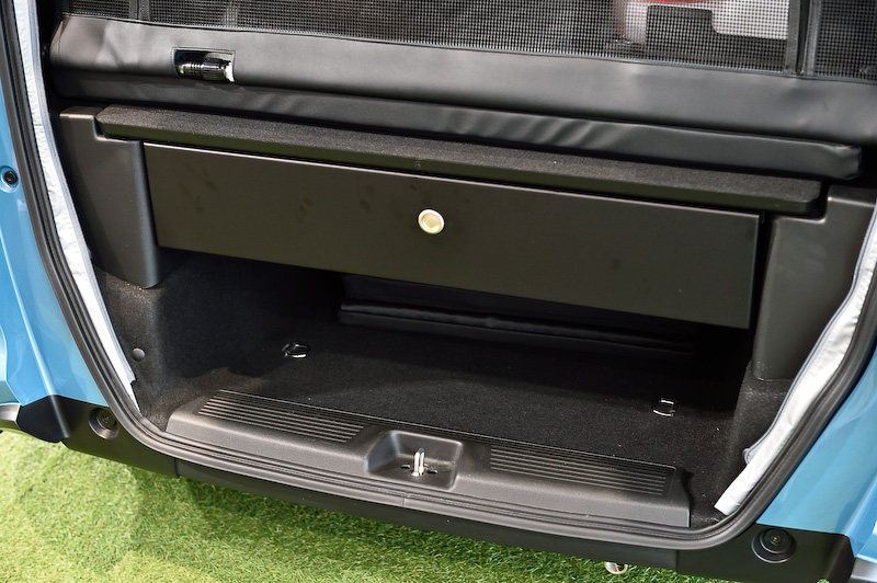 ラゲッジスペースのフロア下にはスライド式の収納が。かなり引き出し量があるので見かけよりも収納力がある。閉めたあと、ツマミを押し込むとロックされる。開けるときはツマミを押してロック解除