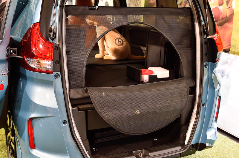 ハッチを開けた瞬間に愛犬が飛び出さないための装備として、飛び出し防止ネットも装備。出入り口はファスナーで開閉する。使用しないときはネットをフレームごと取り外してフロア下のスペースに収納する