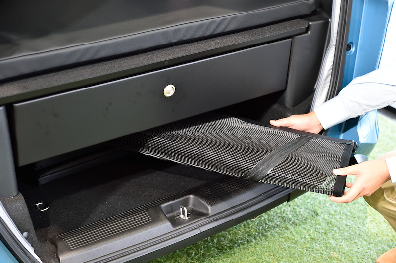 ハッチを開けた瞬間に愛犬が飛び出さないための装備として、飛び出し防止ネットも装備。出入り口はファスナーで開閉する。使用しないときはネットをフレームごと取り外してフロア下のスペースに収納する