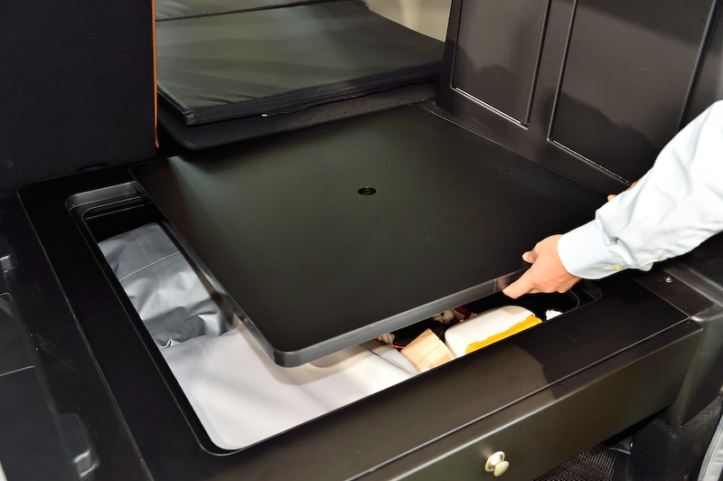 アウトドアテーブルも付属するが、天板は荷室の床の一部。テーブルを使うときは取り外して別体で用意される足の部分と組み合わせるというアイデア品