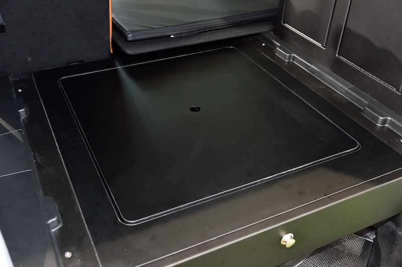 アウトドアテーブルも付属するが、天板は荷室の床の一部。テーブルを使うときは取り外して別体で用意される足の部分と組み合わせるというアイデア品