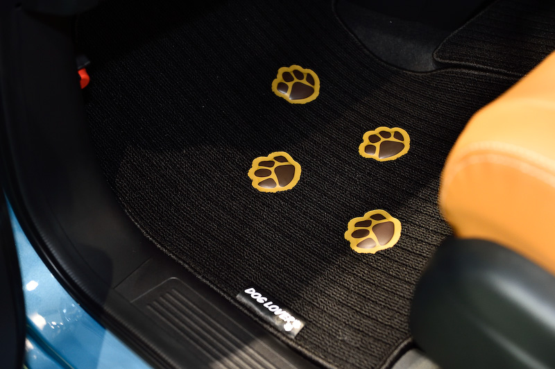 犬の足跡をデザインしたフロアカーペットマット。ドライバー側は運転操作のしやすさを優先してロゴのみ入る。この辺の配慮はさすが純正アクセサリーを開発するホンダアクセスというところ