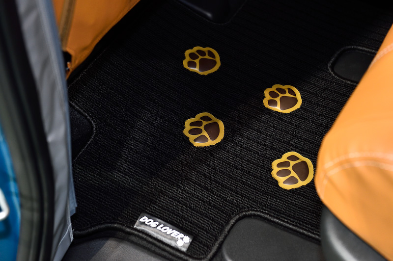 犬の足跡をデザインしたフロアカーペットマット。ドライバー側は運転操作のしやすさを優先してロゴのみ入る。この辺の配慮はさすが純正アクセサリーを開発するホンダアクセスというところ